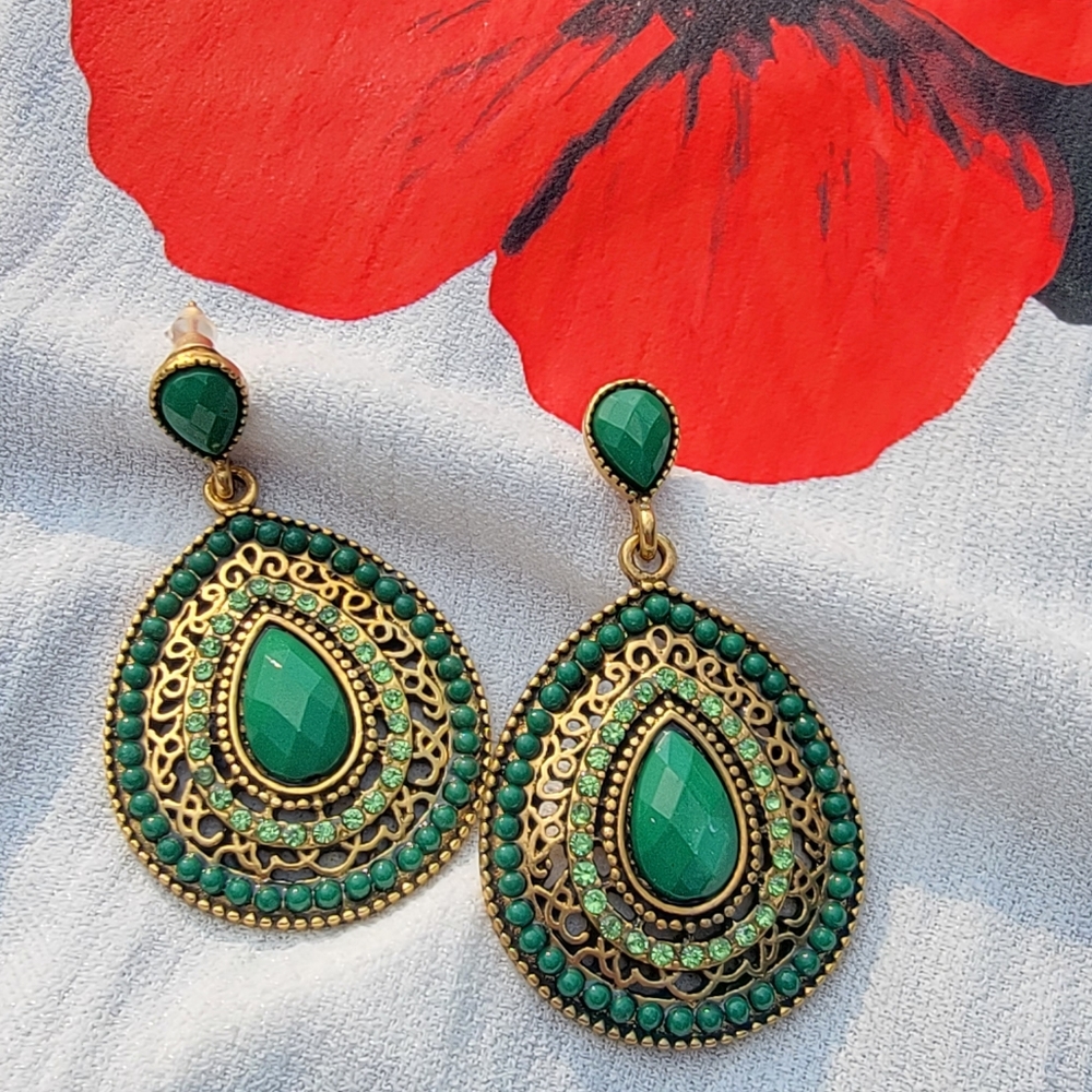 Gold and Emerald green statement earings❤